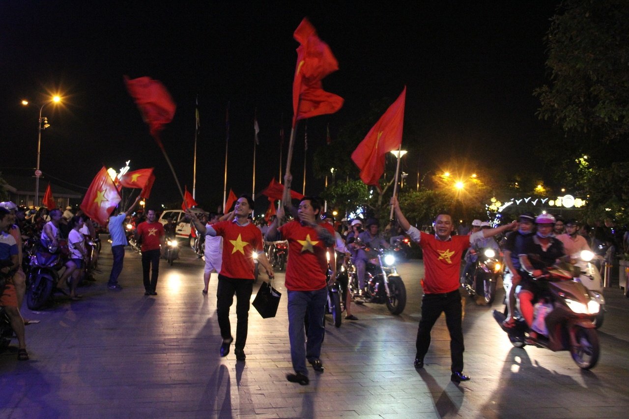 moi-neo-duong-o-tp-hcm-ket-khong-loi-thoat-vi-bien-nguoi-an-mung-chien-thang-cua-u23-viet-nam