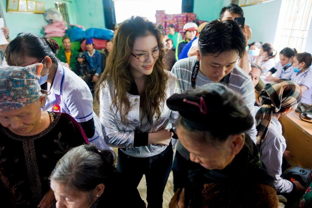 Lý Nhã Kỳ mang ủng lội bùn đi làm từ thiện tại Đắk Lắk