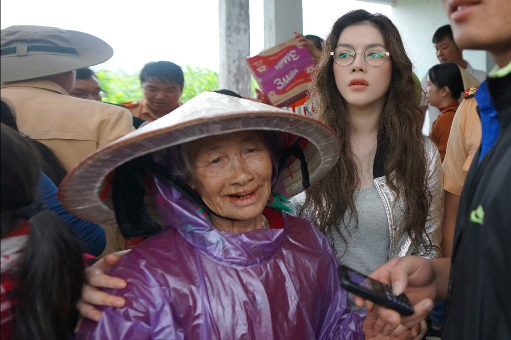 Lý Nhã Kỳ mang ủng lội bùn đi làm từ thiện tại Đắk Lắk