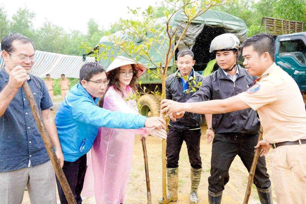 Lý Nhã Kỳ mang ủng lội bùn đi làm từ thiện tại Đắk Lắk