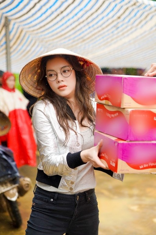 Lý Nhã Kỳ mang ủng lội bùn đi làm từ thiện tại Đắk Lắk