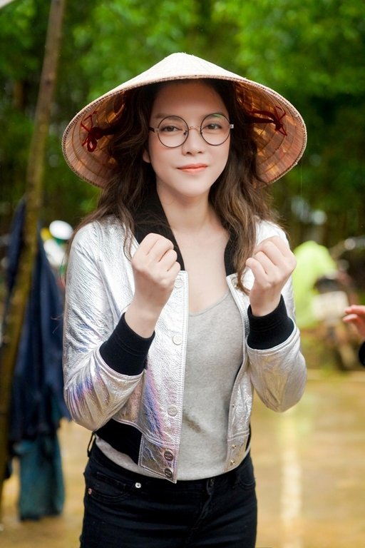 Lý Nhã Kỳ mang ủng lội bùn đi làm từ thiện tại Đắk Lắk