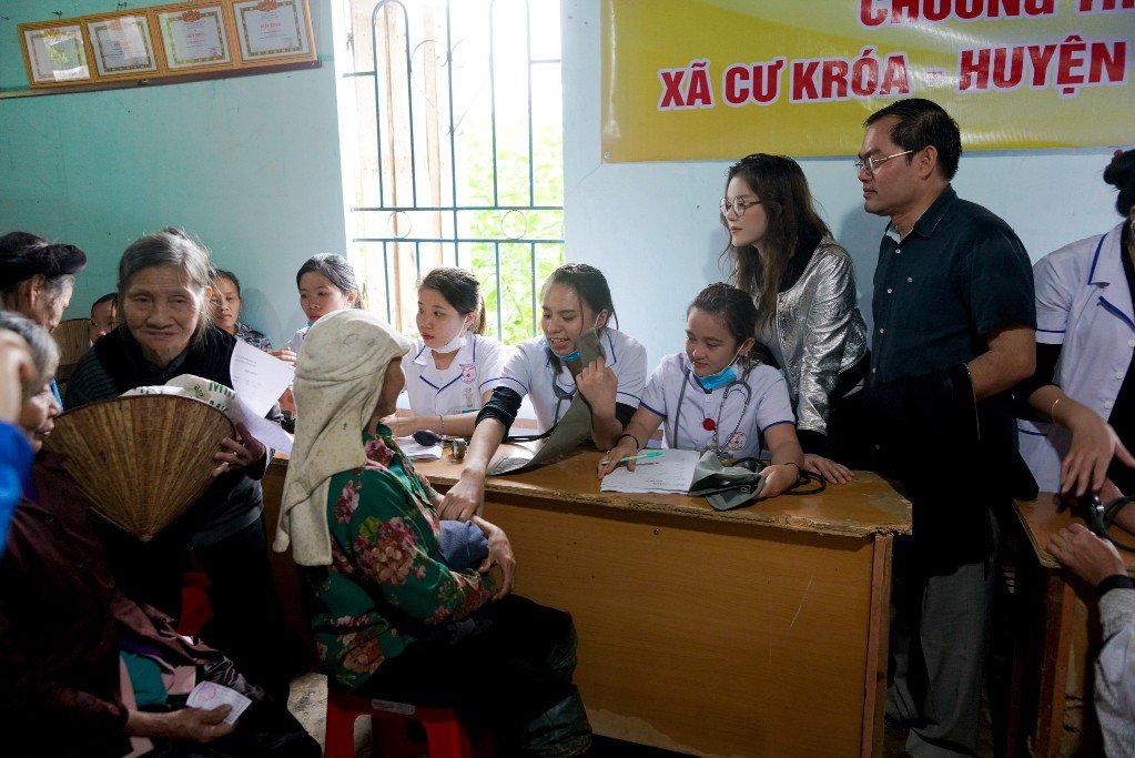 Lý Nhã Kỳ mang ủng lội bùn đi làm từ thiện tại Đắk Lắk