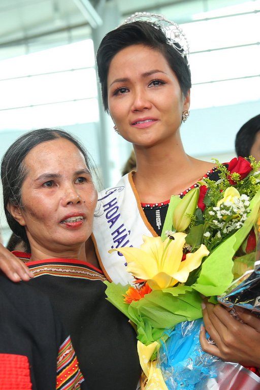 hhen-nie-bat-khoc-nuc-no-trong-vong-tay-gia-dinh-khi-tro-ve-buon-lang-sau-dang-quang