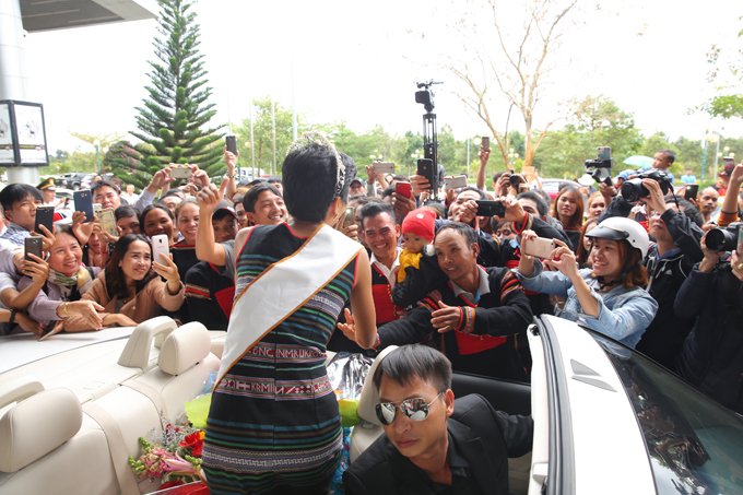 hhen-nie-bat-khoc-nuc-no-trong-vong-tay-gia-dinh-khi-tro-ve-buon-lang-sau-dang-quang