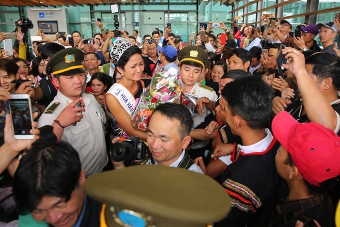 hhen-nie-bat-khoc-nuc-no-trong-vong-tay-gia-dinh-khi-tro-ve-buon-lang-sau-dang-quang
