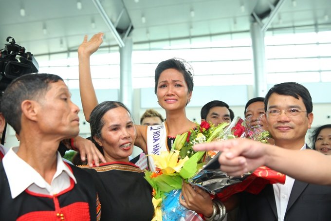 hhen-nie-bat-khoc-nuc-no-trong-vong-tay-gia-dinh-khi-tro-ve-buon-lang-sau-dang-quang