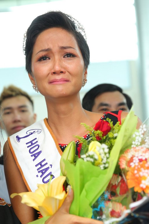 hhen-nie-bat-khoc-nuc-no-trong-vong-tay-gia-dinh-khi-tro-ve-buon-lang-sau-dang-quang
