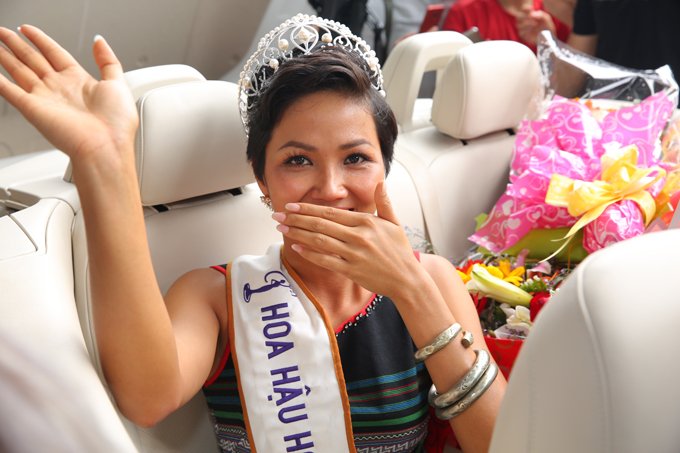 hhen-nie-bat-khoc-nuc-no-trong-vong-tay-gia-dinh-khi-tro-ve-buon-lang-sau-dang-quang