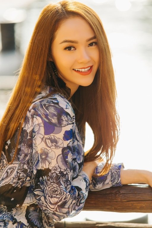 minh-hang-se-dien-ao-dai-de-tham-du-le-trao-giai-e-daily-culture-awards-tai-han-quoc