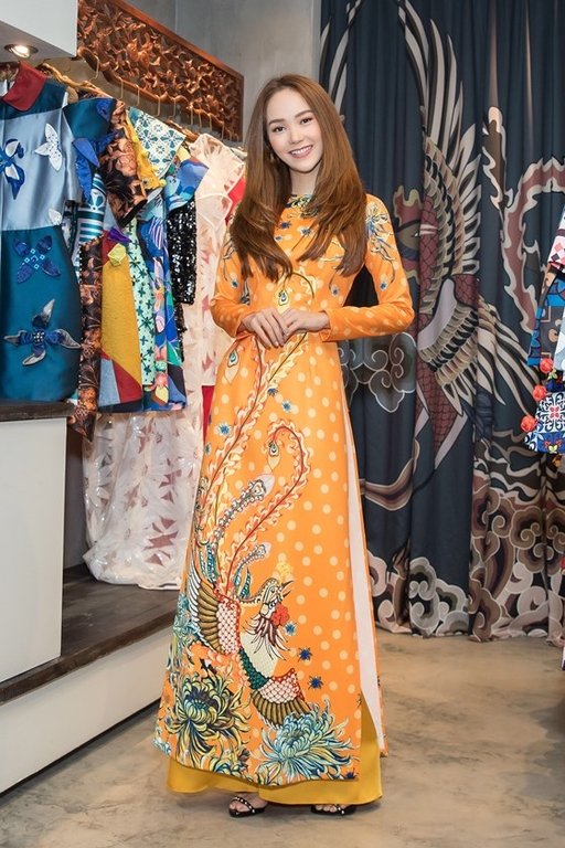 minh-hang-se-dien-ao-dai-de-tham-du-le-trao-giai-e-daily-culture-awards-tai-han-quoc