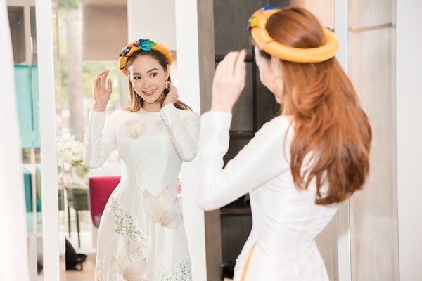 minh-hang-se-dien-ao-dai-de-tham-du-le-trao-giai-e-daily-culture-awards-tai-han-quoc