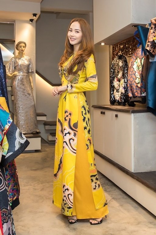 minh-hang-se-dien-ao-dai-de-tham-du-le-trao-giai-e-daily-culture-awards-tai-han-quoc