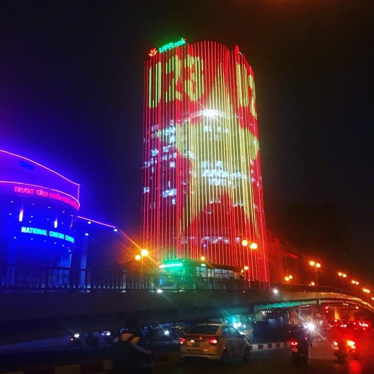 choang-ngop-truoc-toa-nha-trang-tri-den-led-sang-nhat-thu-do-de-co-vu-cho-u23-viet-nam-truoc-tran-ban-ket-u23-chau-a