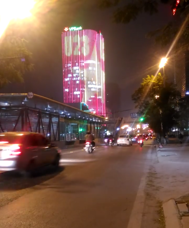 choang-ngop-truoc-toa-nha-trang-tri-den-led-sang-nhat-thu-do-de-co-vu-cho-u23-viet-nam-truoc-tran-ban-ket-u23-chau-a