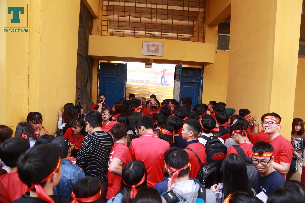 hang-nghin-co-dong-vien-xep-hang-dai-cho-den-gio-duoc-co-vu-u23-viet-nam-ra-tran