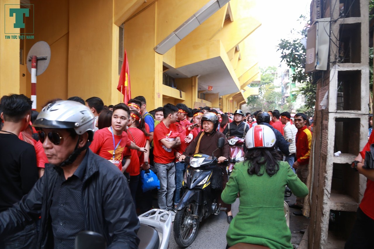 hang-nghin-co-dong-vien-xep-hang-dai-cho-den-gio-duoc-co-vu-u23-viet-nam-ra-tran