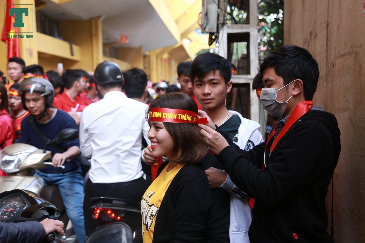 hang-nghin-co-dong-vien-xep-hang-dai-cho-den-gio-duoc-co-vu-u23-viet-nam-ra-tran
