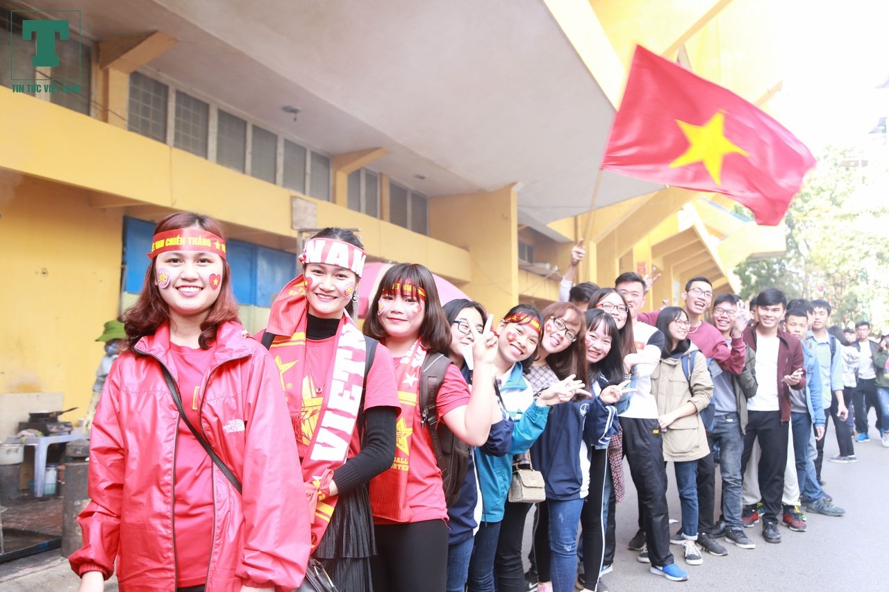 hang-nghin-co-dong-vien-xep-hang-dai-cho-den-gio-duoc-co-vu-u23-viet-nam-ra-tran