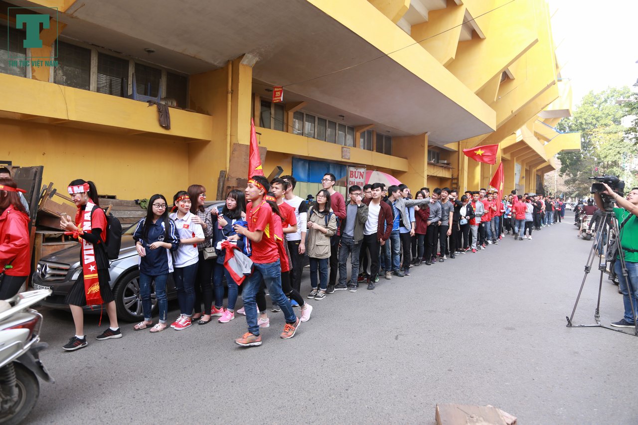 hang-nghin-co-dong-vien-xep-hang-dai-cho-den-gio-duoc-co-vu-u23-viet-nam-ra-tran
