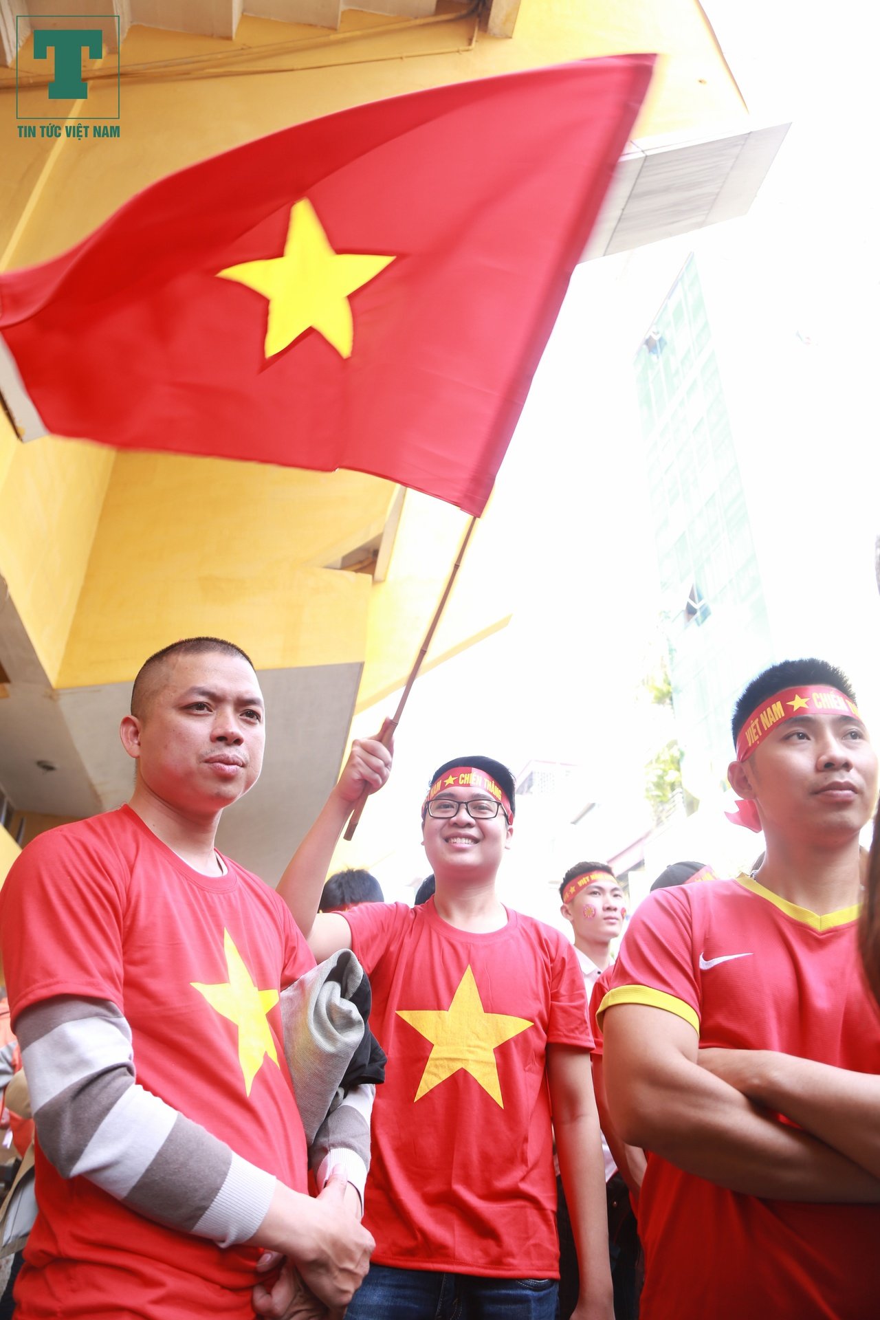 hang-nghin-co-dong-vien-xep-hang-dai-cho-den-gio-duoc-co-vu-u23-viet-nam-ra-tran