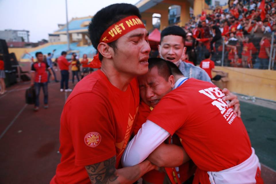 hanh-phuc-vo-oa-cam-on-bong-da-viet-nam
