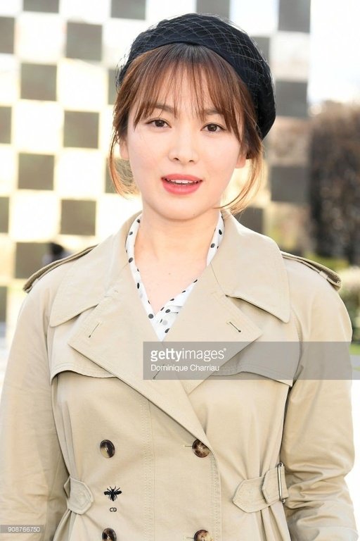 hau-ket-hon-song-hye-kyo-khoe-sac-rang-ngoi-tai-tuan-le-thoi-trang-paris