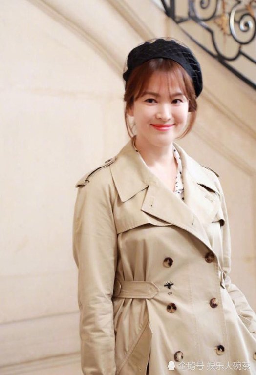 hau-ket-hon-song-hye-kyo-khoe-sac-rang-ngoi-tai-tuan-le-thoi-trang-paris