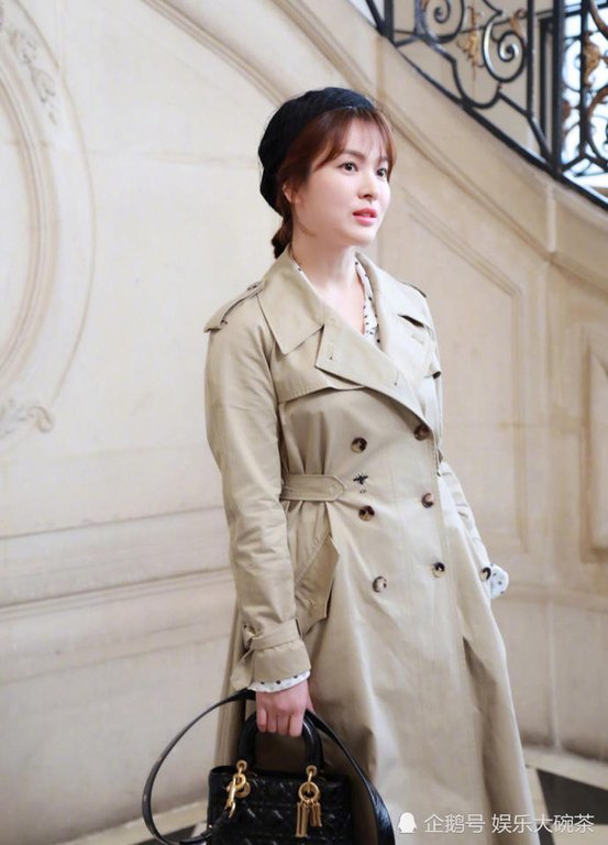 hau-ket-hon-song-hye-kyo-khoe-sac-rang-ngoi-tai-tuan-le-thoi-trang-paris