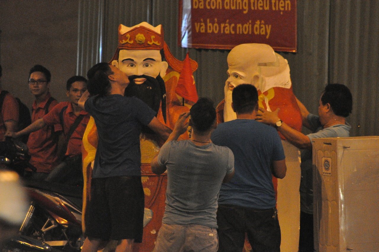 mac-tac-duong-hang-nghin-nguoi-dan-om-co-do-sao-vang-tung-bay-khap-pho
