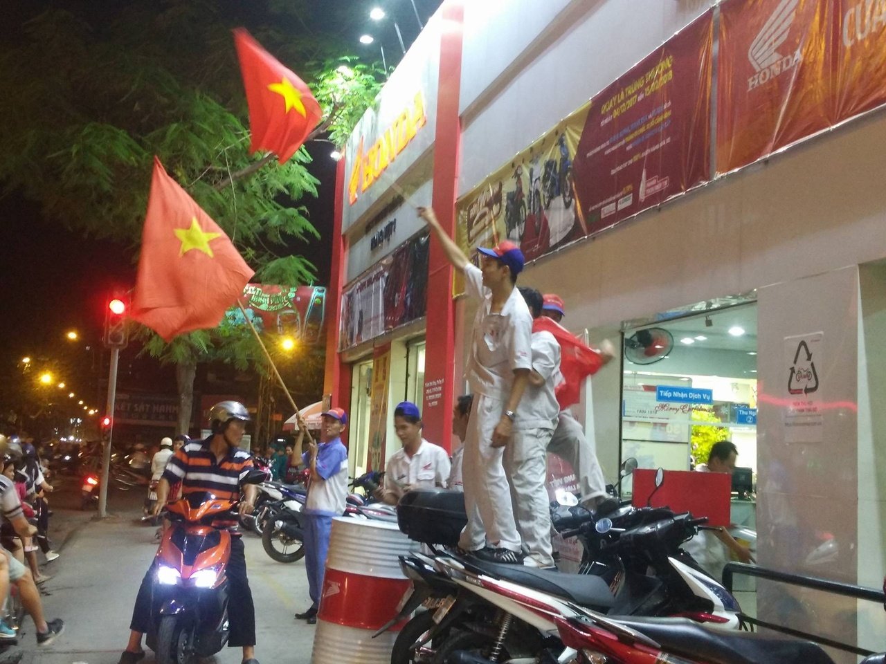mac-tac-duong-hang-nghin-nguoi-dan-om-co-do-sao-vang-tung-bay-khap-pho