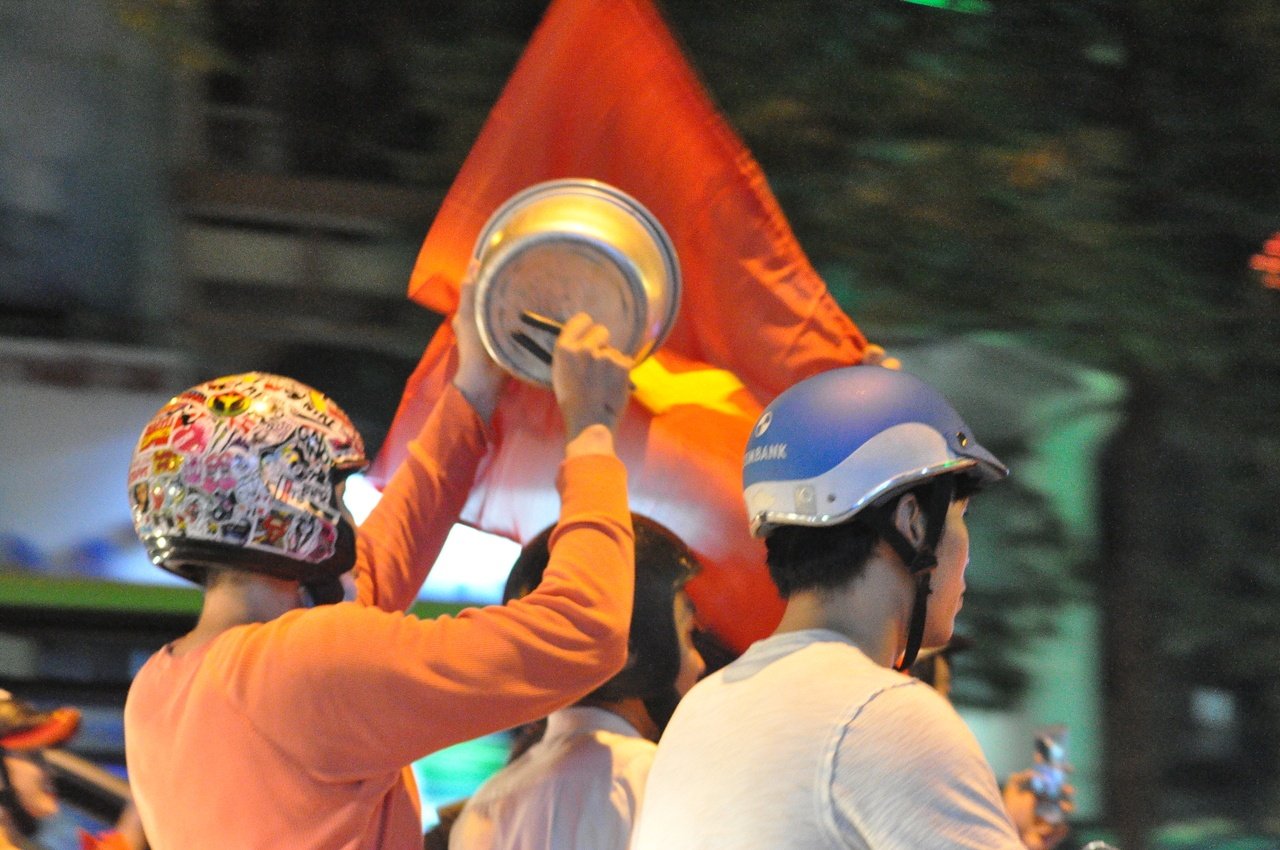 mac-tac-duong-hang-nghin-nguoi-dan-om-co-do-sao-vang-tung-bay-khap-pho