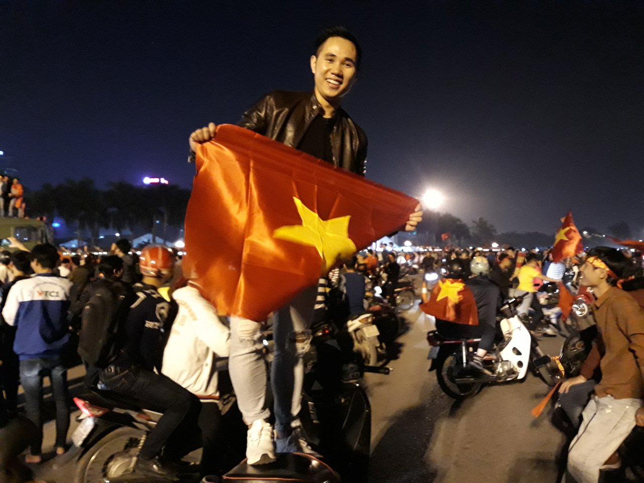 nguoi-dan-ha-noi-cam-quoc-ky-nhay-len-noc-xe-an-mung-chien-thang-cua-u23-viet-nam