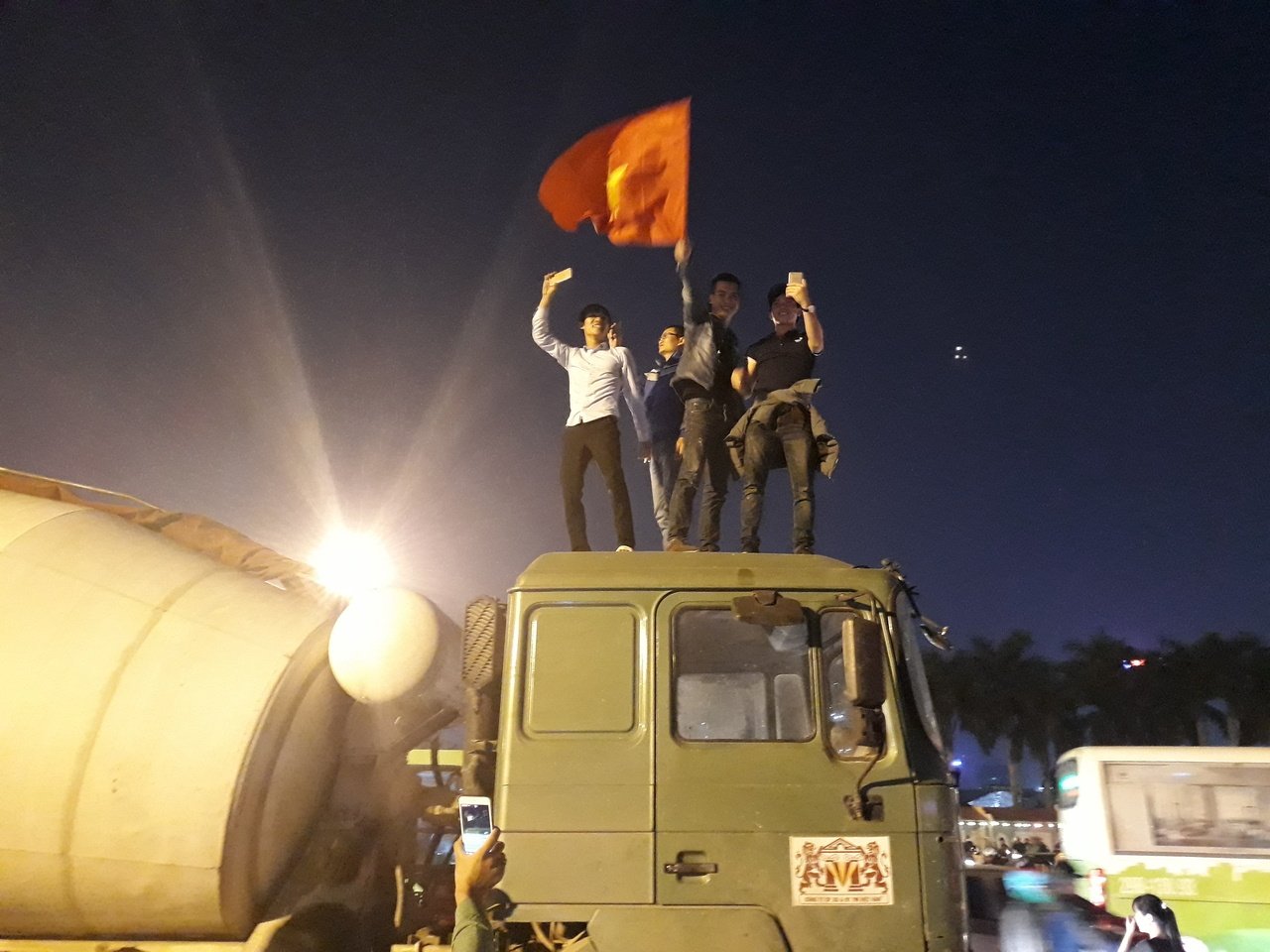 nguoi-dan-ha-noi-cam-quoc-ky-nhay-len-noc-xe-an-mung-chien-thang-cua-u23-viet-nam