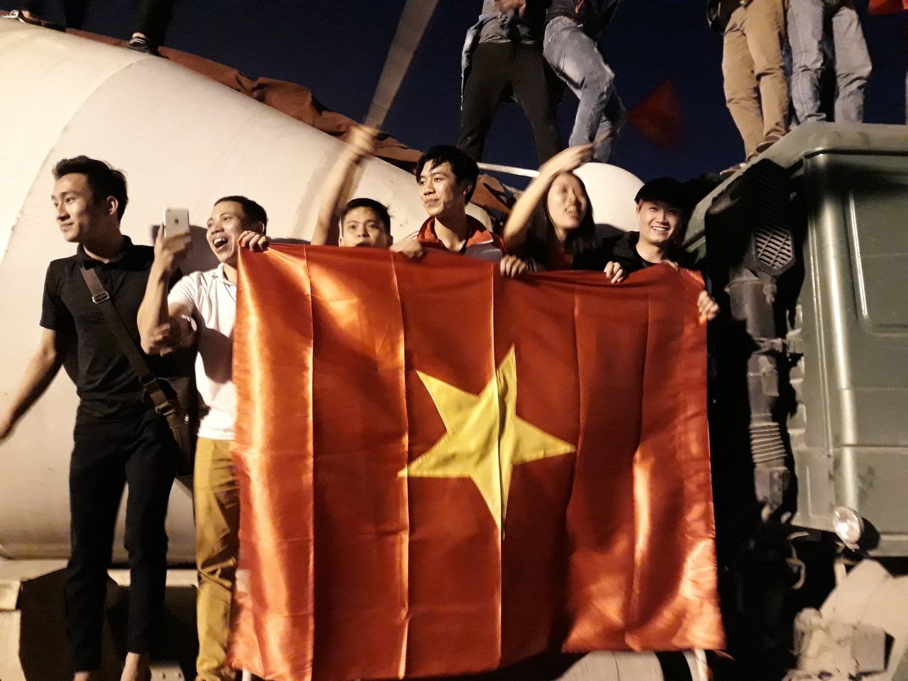 nguoi-dan-ha-noi-cam-quoc-ky-nhay-len-noc-xe-an-mung-chien-thang-cua-u23-viet-nam