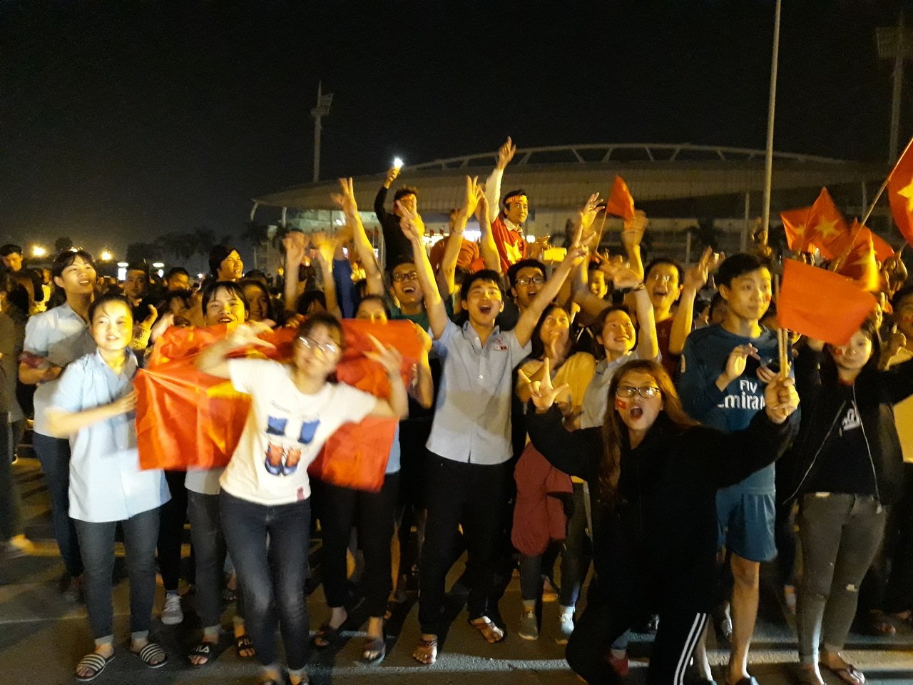 nguoi-dan-ha-noi-cam-quoc-ky-nhay-len-noc-xe-an-mung-chien-thang-cua-u23-viet-nam