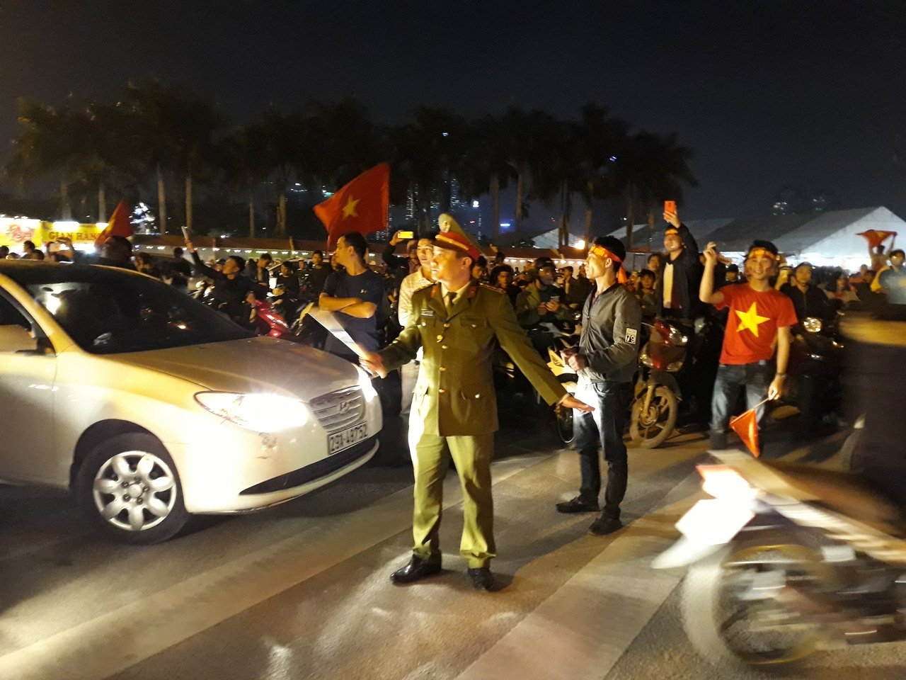 nguoi-dan-ha-noi-cam-quoc-ky-nhay-len-noc-xe-an-mung-chien-thang-cua-u23-viet-nam