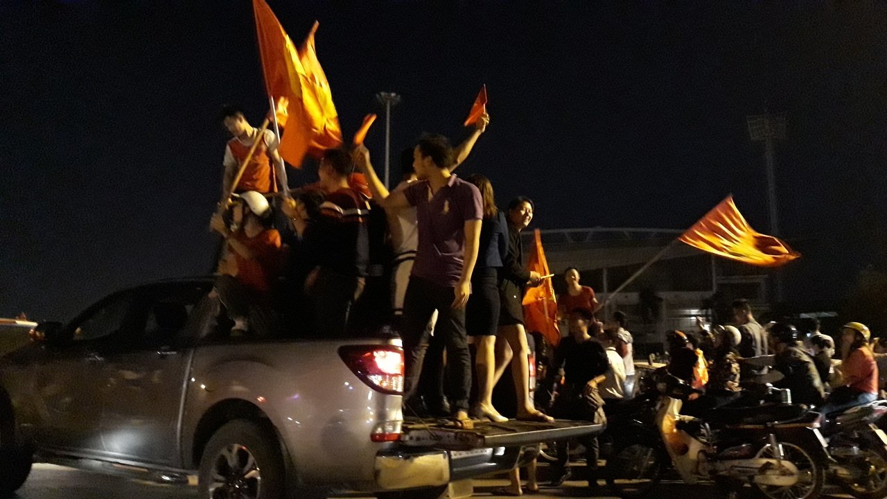 nguoi-dan-ha-noi-cam-quoc-ky-nhay-len-noc-xe-an-mung-chien-thang-cua-u23-viet-nam