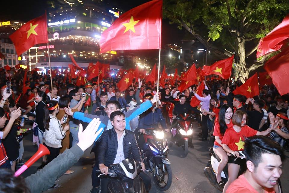 nguoi-dan-ha-noi-thuc-trang-dem-an-mung-u23-viet-nam-tien-thang-chung-ket