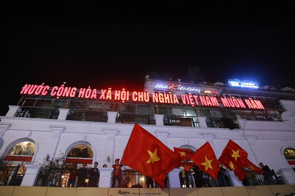 nguoi-dan-ha-noi-thuc-trang-dem-an-mung-u23-viet-nam-tien-thang-chung-ket