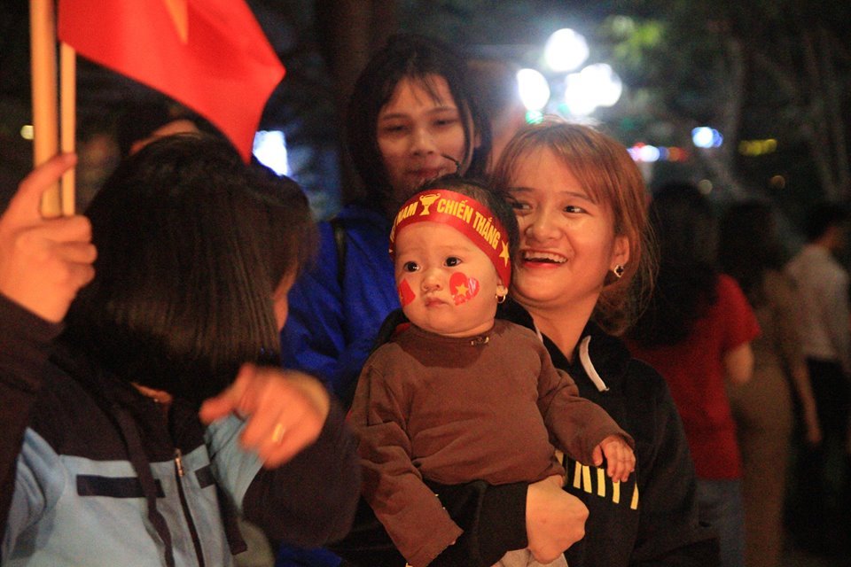 nguoi-dan-ha-noi-thuc-trang-dem-an-mung-u23-viet-nam-tien-thang-chung-ket