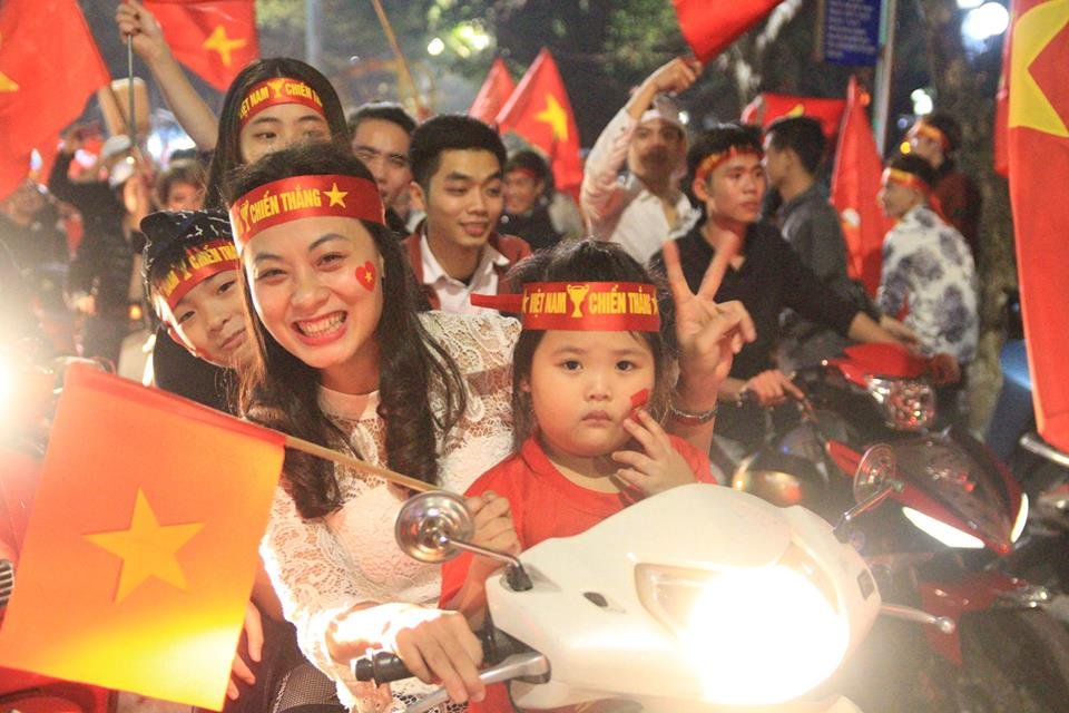 nguoi-dan-ha-noi-thuc-trang-dem-an-mung-u23-viet-nam-tien-thang-chung-ket