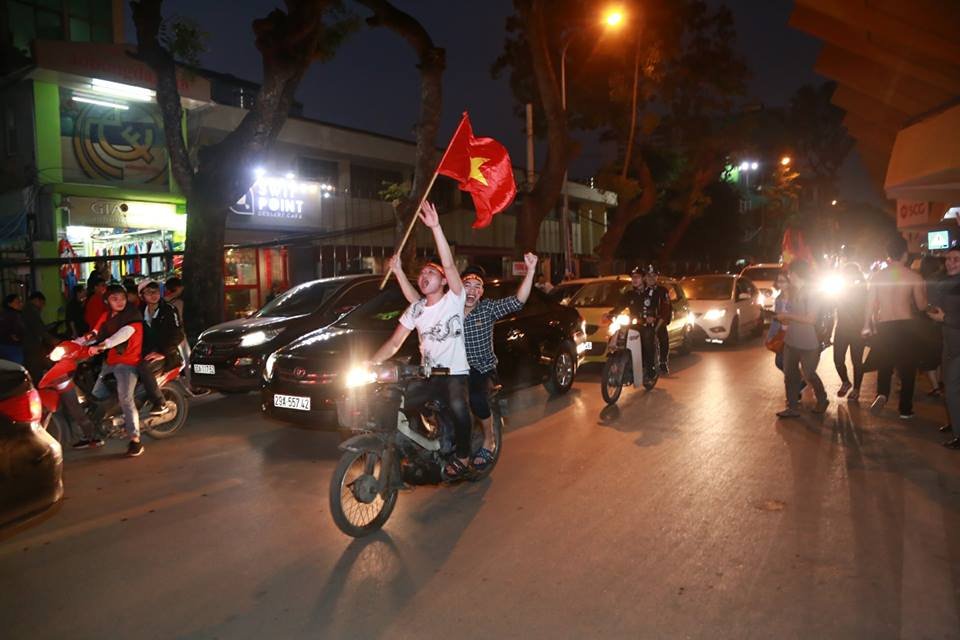 nguoi-dan-ha-noi-thuc-trang-dem-an-mung-u23-viet-nam-tien-thang-chung-ket