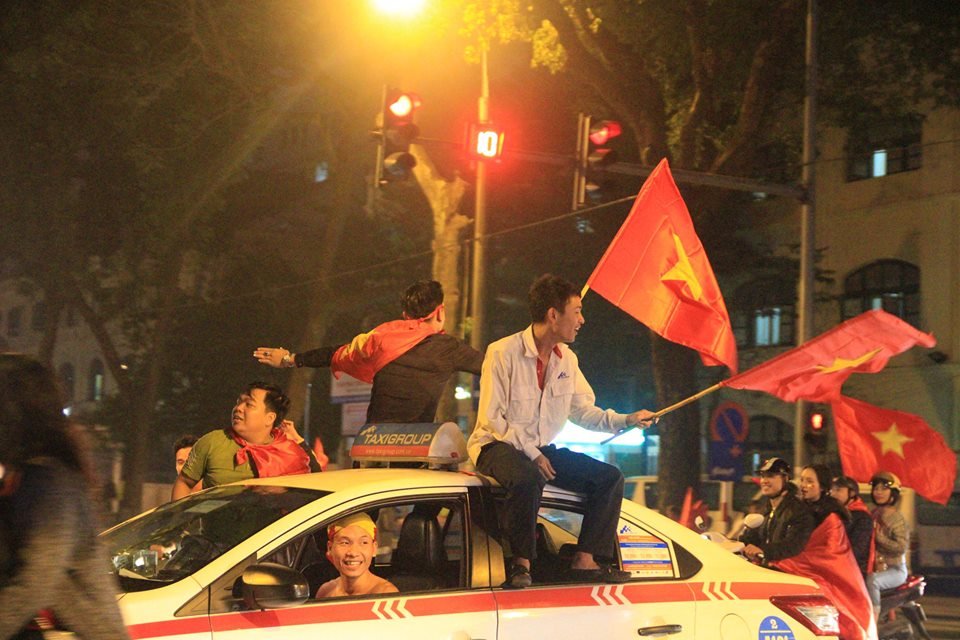 nguoi-dan-ha-noi-thuc-trang-dem-an-mung-u23-viet-nam-tien-thang-chung-ket