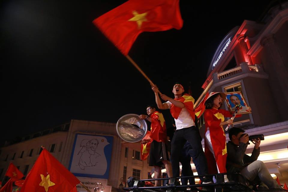 nguoi-dan-ha-noi-thuc-trang-dem-an-mung-u23-viet-nam-tien-thang-chung-ket