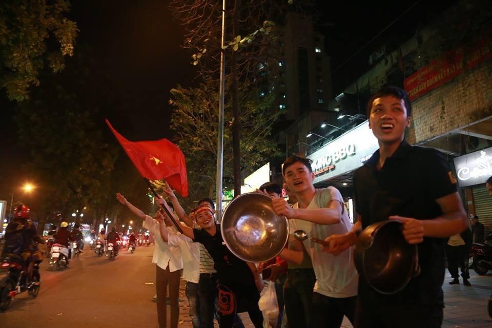 nguoi-dan-ha-noi-thuc-trang-dem-an-mung-u23-viet-nam-tien-thang-chung-ket
