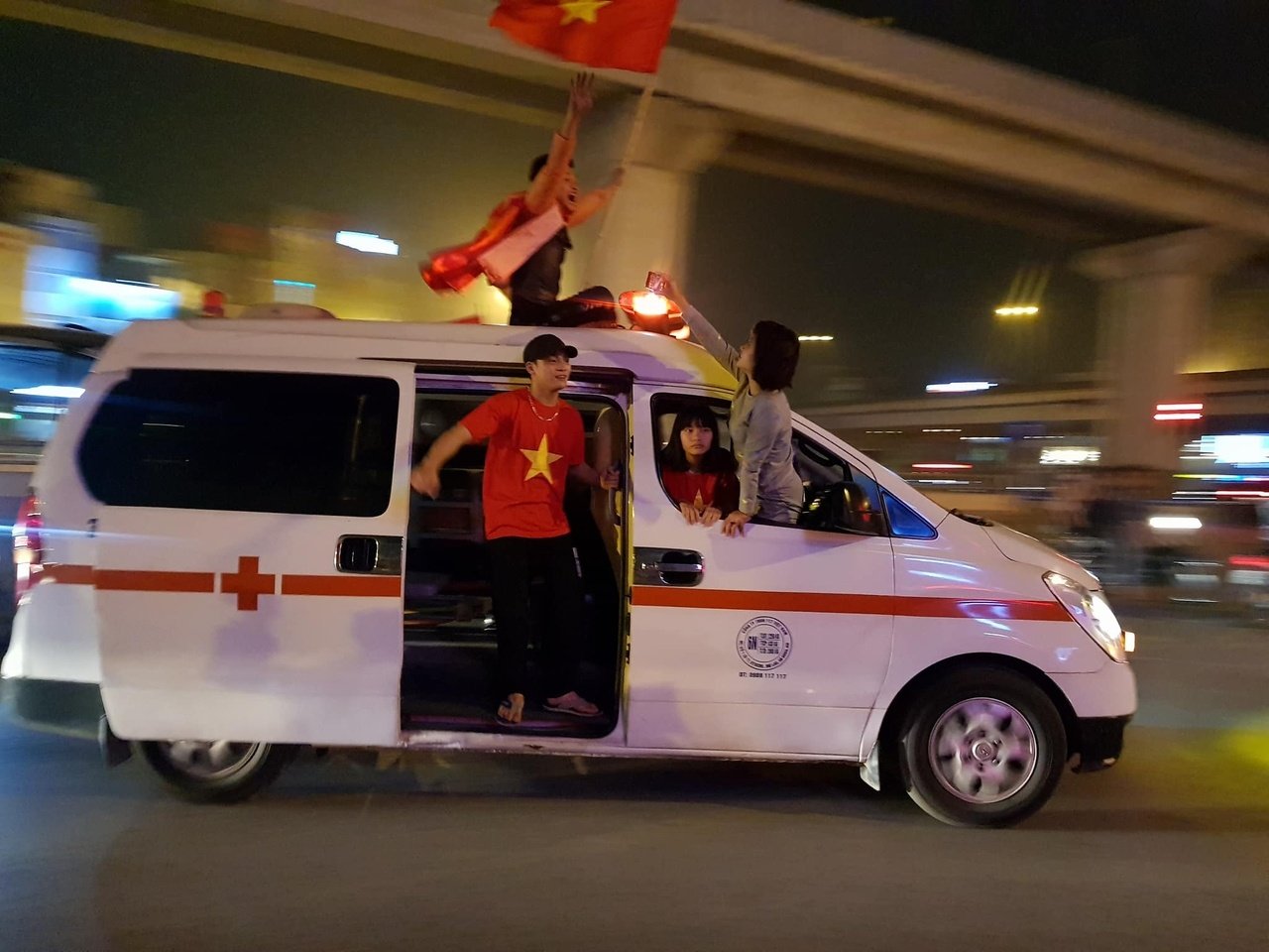chiec-xe-cuu-thuong-dan-dau-doan-xe-may-chay-quanh-pho-an-mung-chien-thang-cua-u23-viet-nam