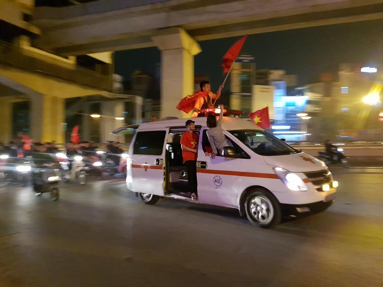 chiec-xe-cuu-thuong-dan-dau-doan-xe-may-chay-quanh-pho-an-mung-chien-thang-cua-u23-viet-nam