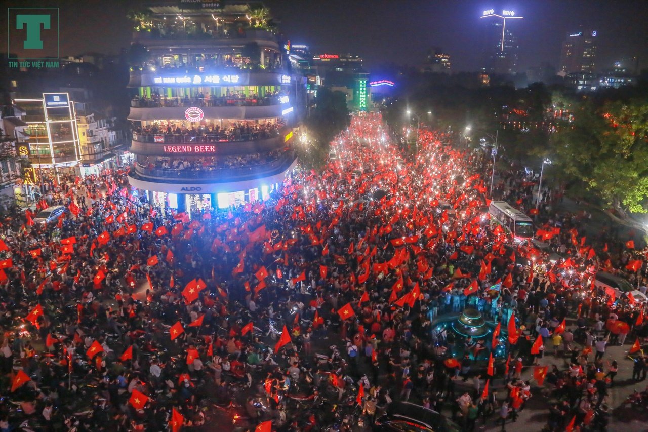 khoanh-khac-ha-noi-dem-khong-ngu-co-to-quoc-tung-bay-chuc-mung-u23-viet-nam-vao-chung-ket