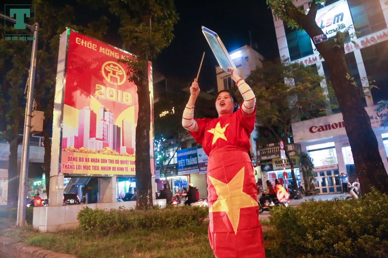 khoanh-khac-ha-noi-dem-khong-ngu-co-to-quoc-tung-bay-chuc-mung-u23-viet-nam-vao-chung-ket